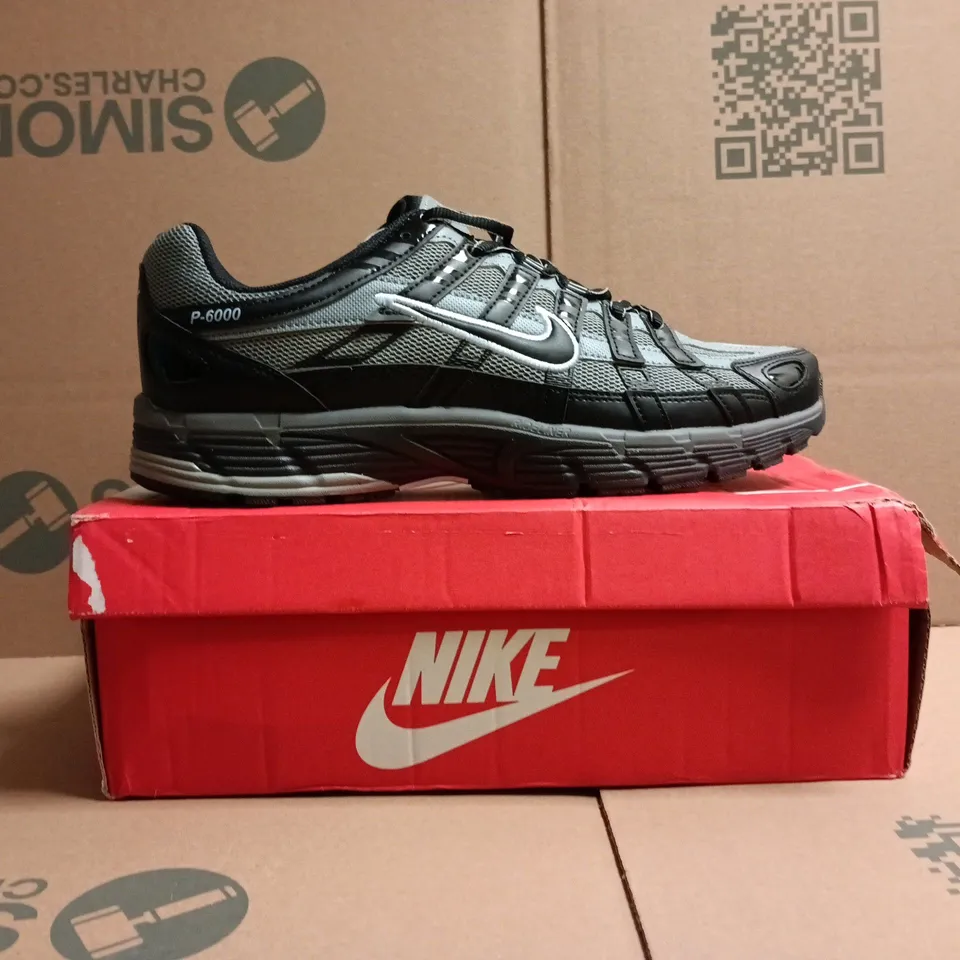 BOXED PAIR OF NIKE P-6000 TRAINERS IN BLACK/GREY SIZE UK 10