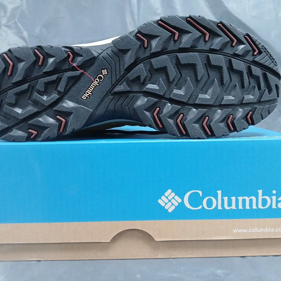 BOXED PAIR OF COLUMBIA REDMOND III MID WATERPROOF SHOES IN TAN SIZE UK 11