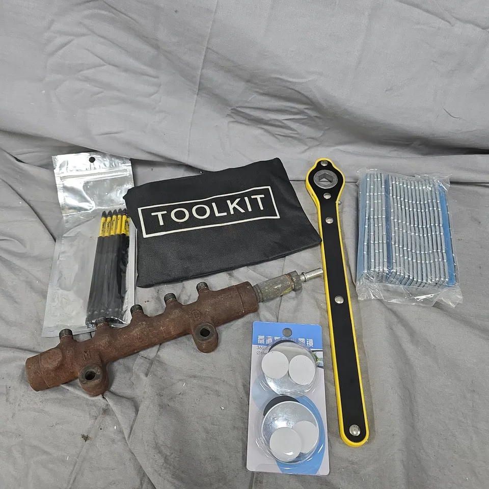 APPROXIMATELY 15 ASSORTED VEHICLE PARTS/ACCESSORIES TO INCLUDE TOOL KIT, WHEEL BALANCE WEIGHTS, AIR LINE COIL PIPE ETC 