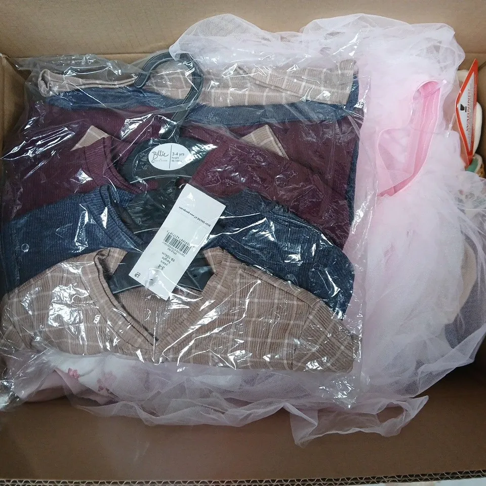 APPROXIMATELY 20 ASSORTED KIDS CLOTHING ITEMS IN VARIOUS STYLES, SIZES & COLOURS TO INCLUDE TOPS, 2PC SETS, ONESIE, ETC