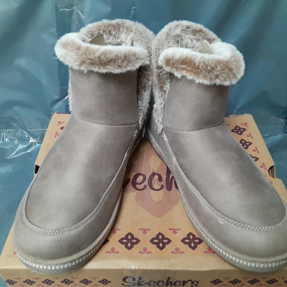 SKECHERS COZY CAMPFIRE SLIPPERS IN BROWN - SIZE 6