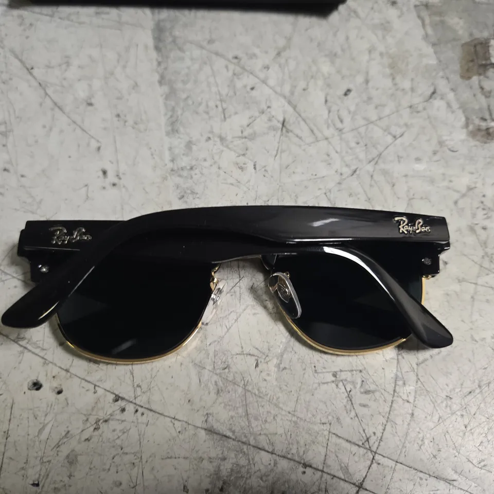 BOXED PAIR OF RAY BAN SUNGLASSES