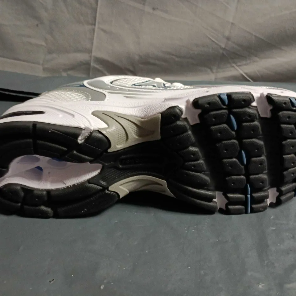 UNBOXED PAIR OF NEW BALANCE ABZORB 530 SHOES – UK SIZE 8