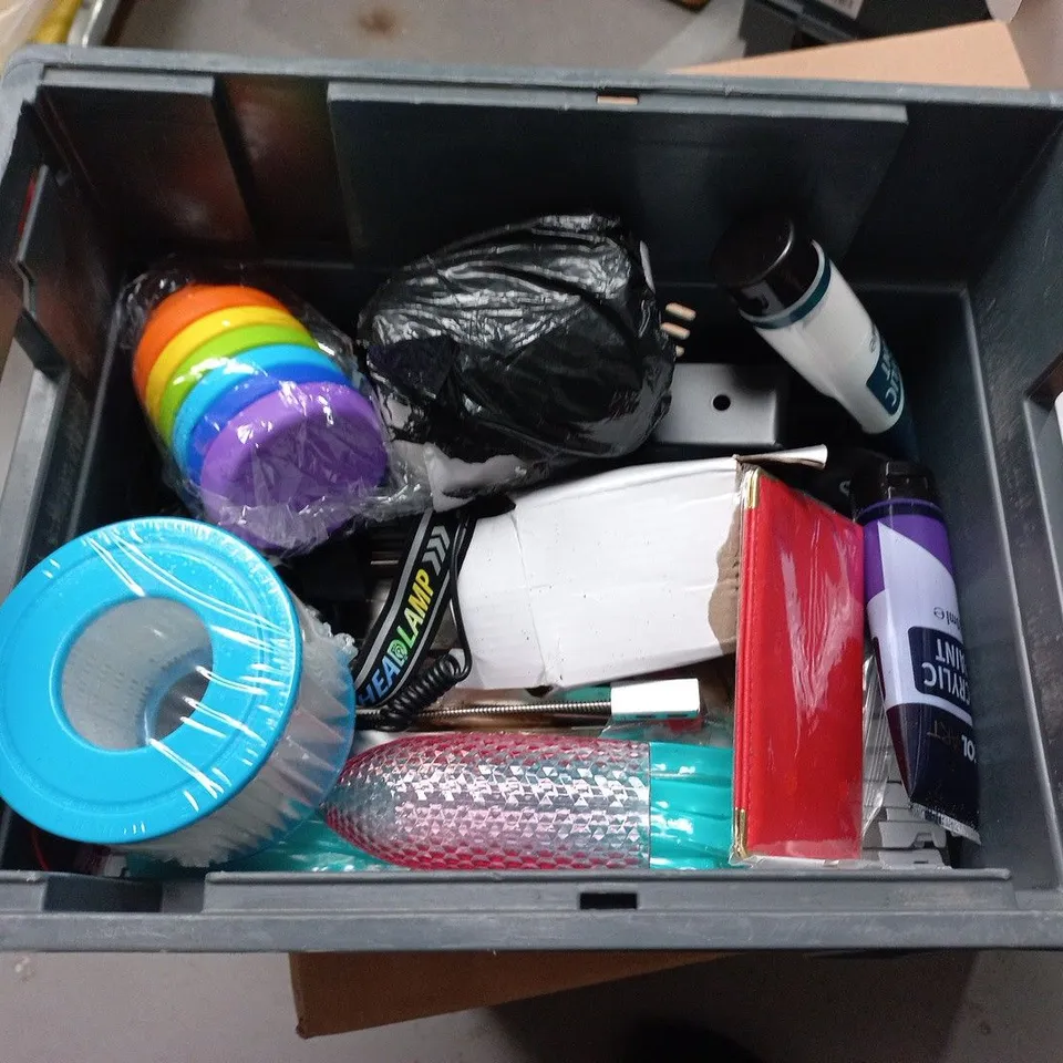 LOT OF APPROXIMATELY 15 ASSORTED HOUSEHOLD ITEMS TO INCLUDE ACRYLIC PAINTS, MILK FROTHER AND SPATULAS