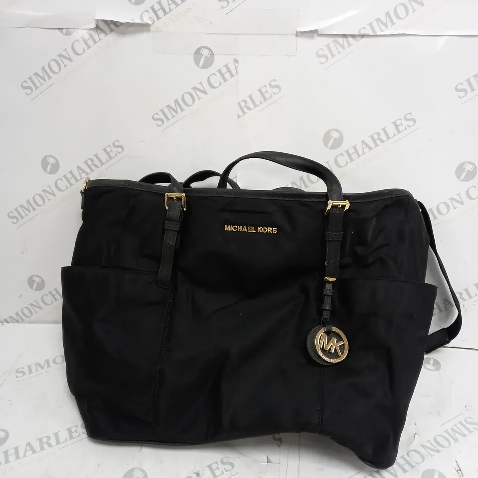 MICHAEL KORS BLACK STRAPPED BAG 