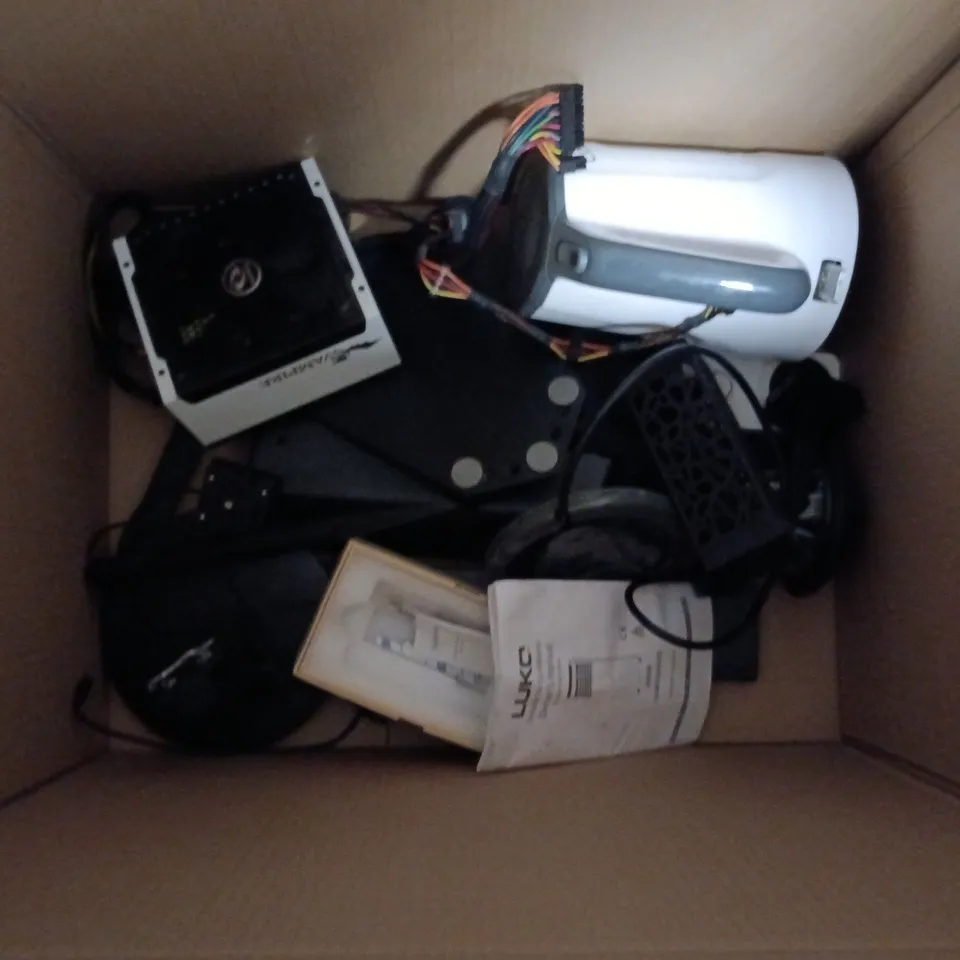 APPROXIMATELY 10 ASSORTED ELECTRICAL ITEMS TO INCLUDE T1 TEST CHARGER, KEYBOARDS, TOASTER ETC - COLLECTION ONLY 