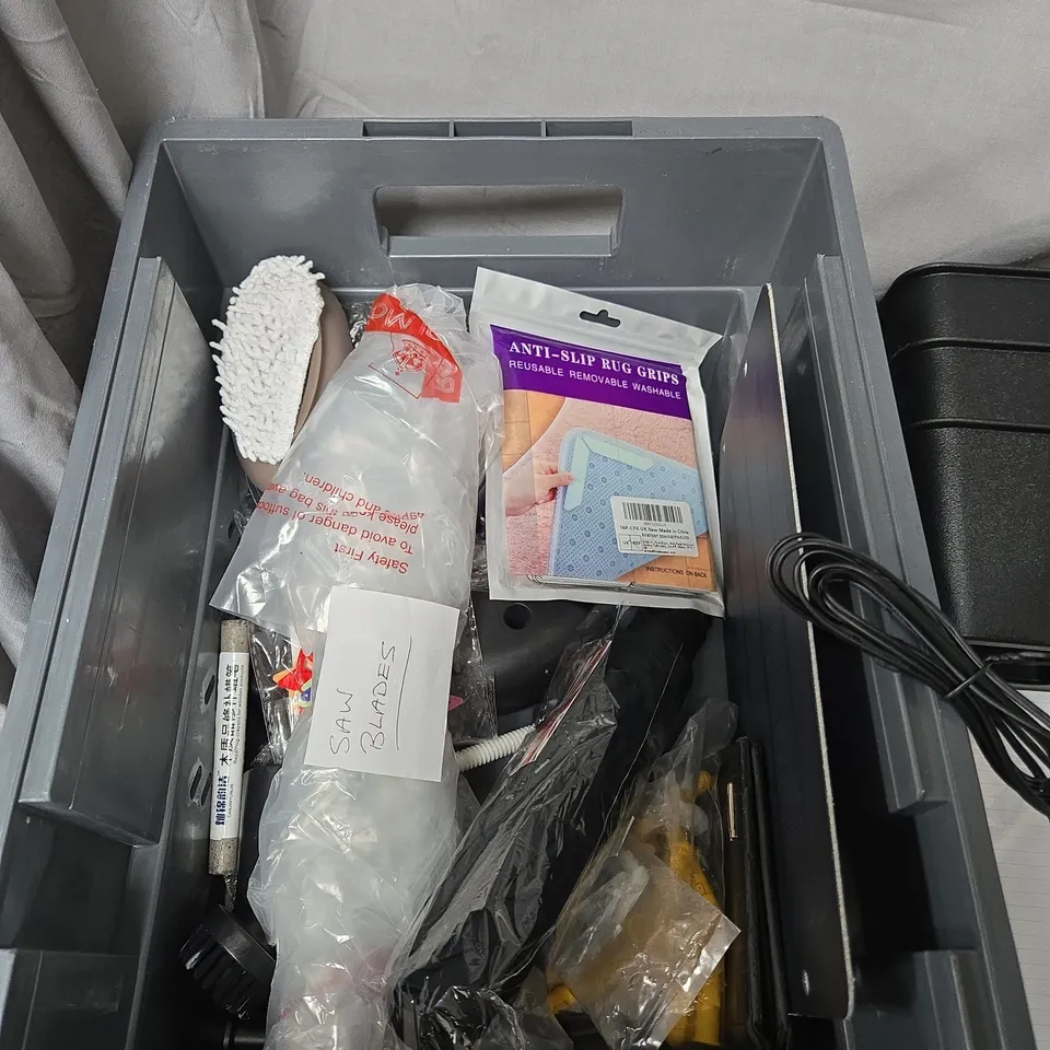 APPROXIMATELY 15 ASSORTED HOUSEHOLD ACCESSORIES LOT – GLOVES, RUG GRIPS, YARN & CLEANING TOOLS