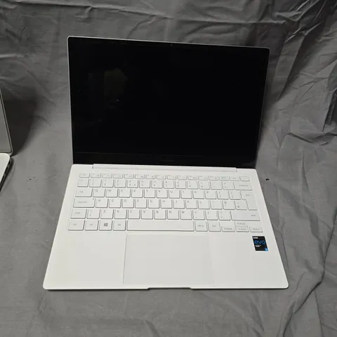 SAMSUNG LAPTOP – SILVER, INTEL EVO CORE I5