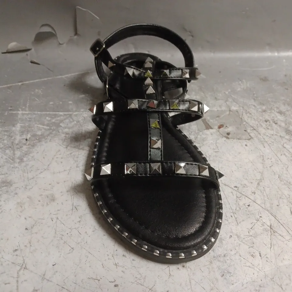 BOXED PAIR OF WHERE'S THAT FROM OPEN TOE FLAY STRAPPY SANDALS IN BLACK W. STUDS SIZE UK 8