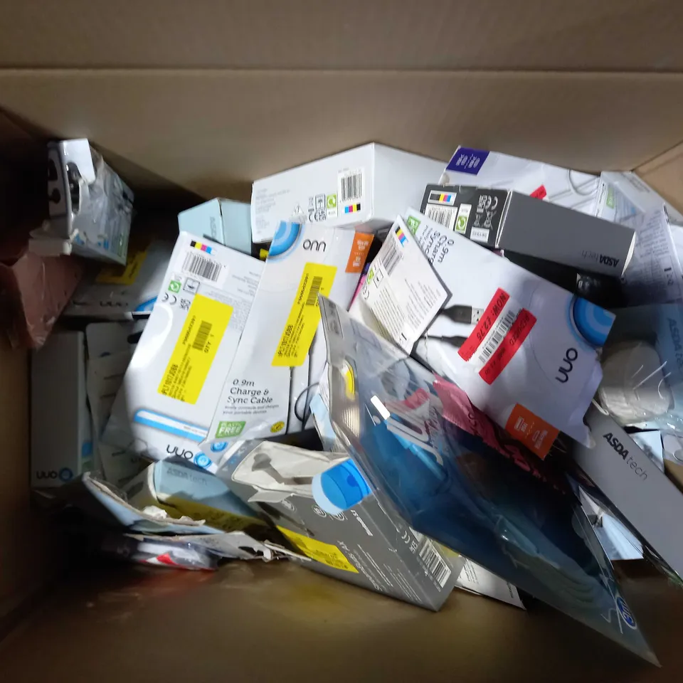 LOT OF APPROXIMATELY 30 ASSORTED ELECTRIAL ITEMS, TO INCLUDE USB CUBE, ROKU STICK, PHONE CAR MOUNT, ETC