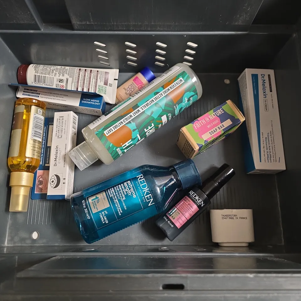 LOT OF APPROXIMATELY 23 ASSORTED HEALTH AND BEAUTY ITEMS TO INCLUDE NIP FAB RENEW, REDKEN CONDITIONER AND PIZ BUIN SUN LOTION