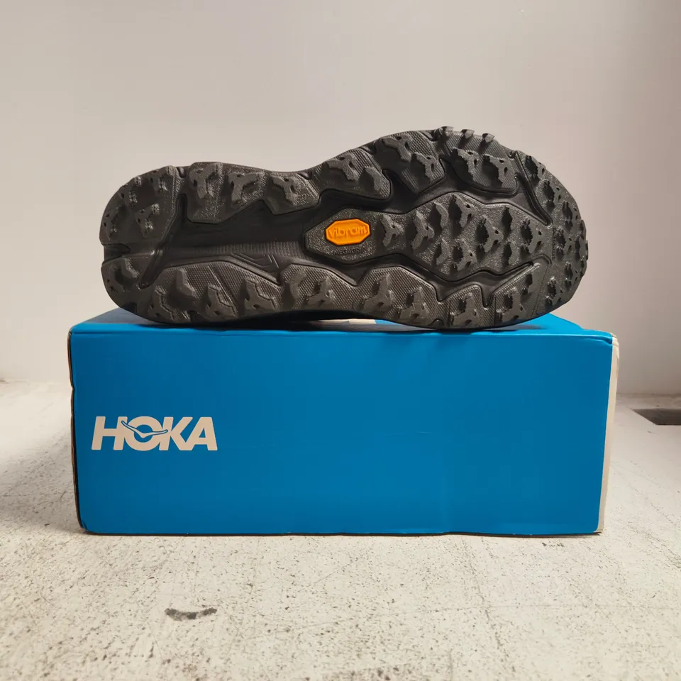BOXED PAIR OF HOOKA SPEEDGOAT 6 GTX TRAINERS IN BLACK SIZE UK 10