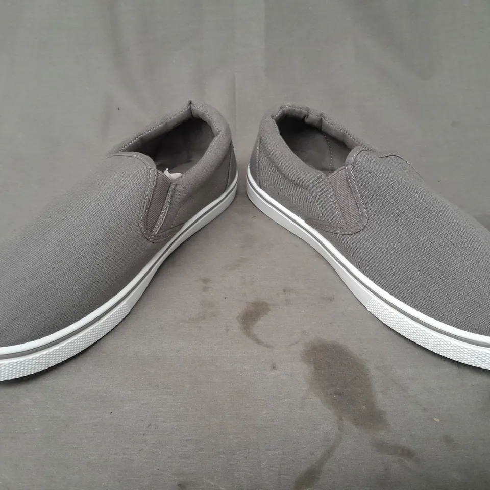 BOXED PAIR OF URBAN JACKS SLIP-ON SHOES IN GREY SIZE 9