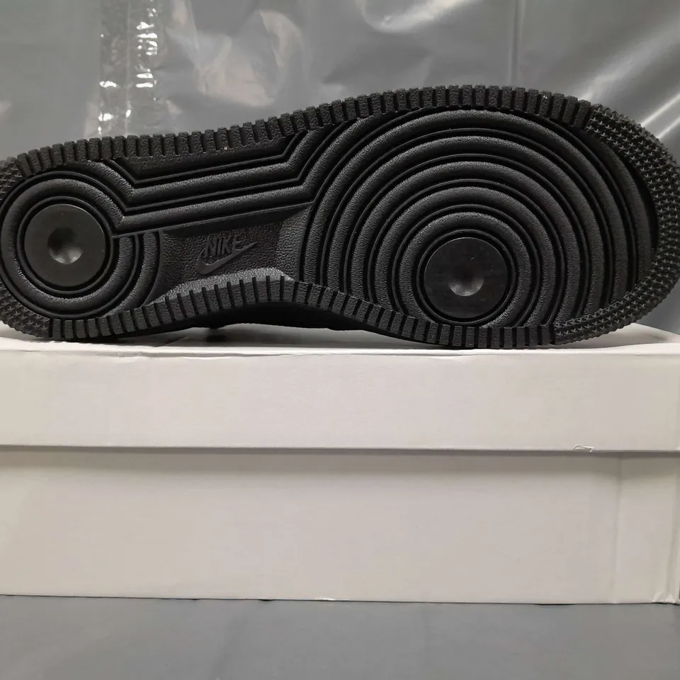 BOXED PAIR OF NIKE AIR FORCE 1 '07 SHOES IN BLACK UK SIZE 9.5