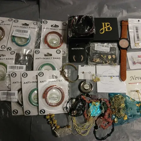 LOT OF ASSORTED JEWELLERY AND WATCH ITEMS TO INCLUDE EARRINGS, NECKLACES AND BRACELETS