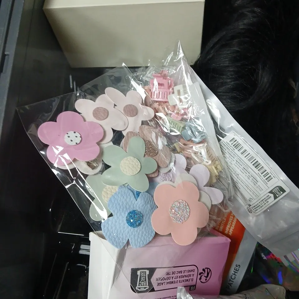 APPROXIMATEY 20 ASSORTED HEALTH AND BEAUTY PRODUCTS TO INCLUDE MASCARA, HEATLESS CURLS SET AND BPERFECT MAKE UP BRUSH