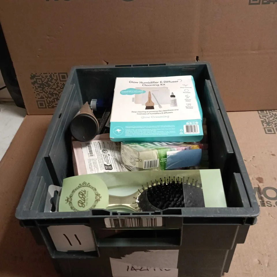 TOTE OF APPROXIMATELY 20 ASSORTED ITEMS TO INCLUDE GROW GORGEOUS CURL SHAMPOO, RIRI HAIR BRUSH, ARRAN BODY LOTION, ESPA SHAMPOO ETC