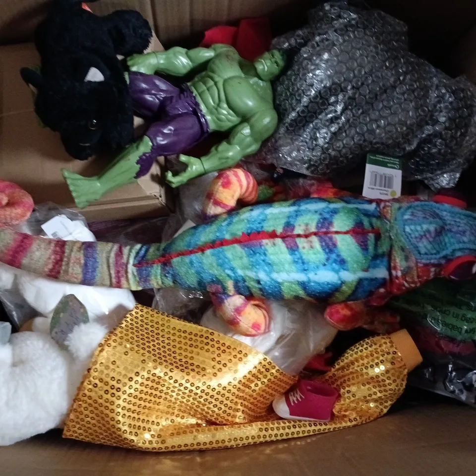 APPROXIMATELY 20 ASSORTED TOYS, GAMES, GIFTS AND NOVELTIES TO INCLUDE HULK FIGURE, VIKINGS OUTFIT, CHAMELEON 68CM PLUSH, ETC - COLLECTION ONLY