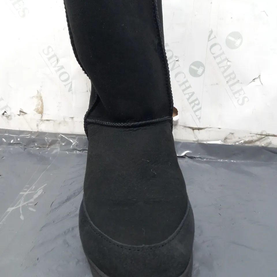 BOXED PAIR OF EMU AUSTRALIA ANKLE BOOTS IN BLACK SIZE 7