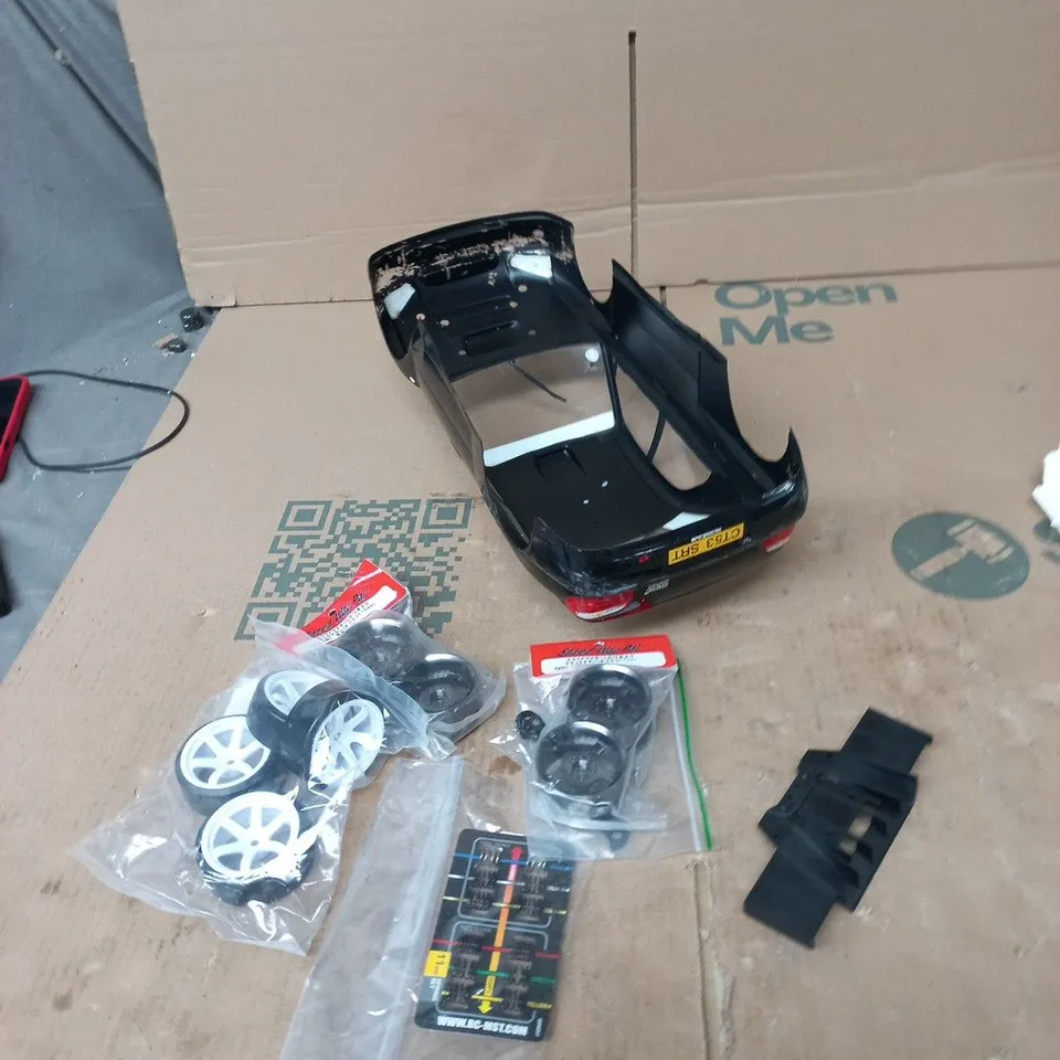 RADIO-CONTROLLED CAR BODY SHELL – BLACK WITH SPARE WHEELS & ACCESSORIES 