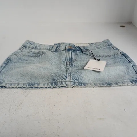 BERSHKA WOMEN'S LIGHT WASH DENIM MINI SKIRT – UK 8 (EU 36)