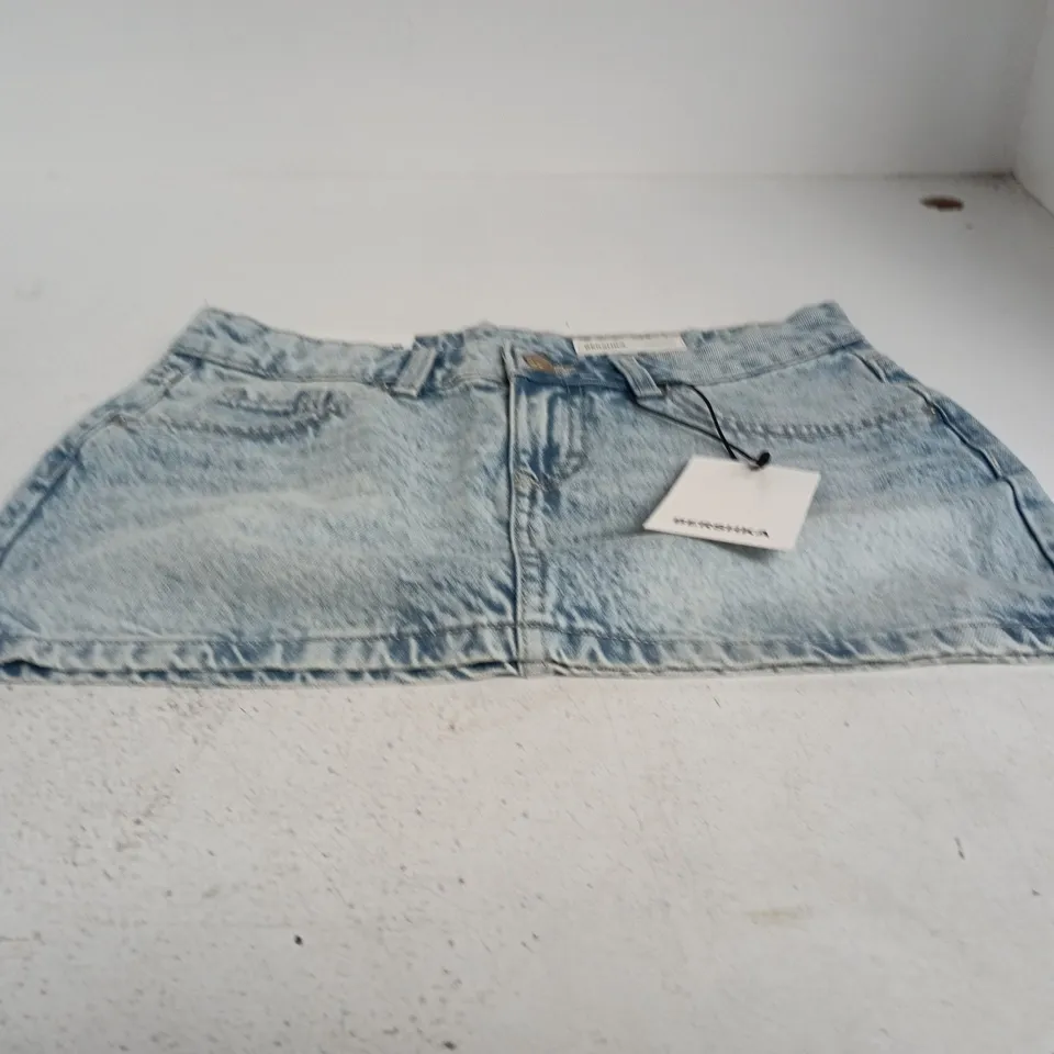 BERSHKA WOMEN'S LIGHT WASH DENIM MINI SKIRT – UK 8 (EU 36)