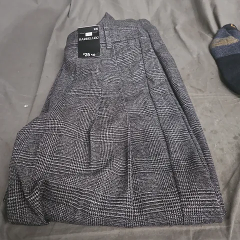 BOX OF APPROXIMATELY 25 ASSORTED CLOTHING ITEMS INCLUDING F&F BARREL LEG TROUSERS , WORK SOCKS AND GOLFER MOTIF BELT 