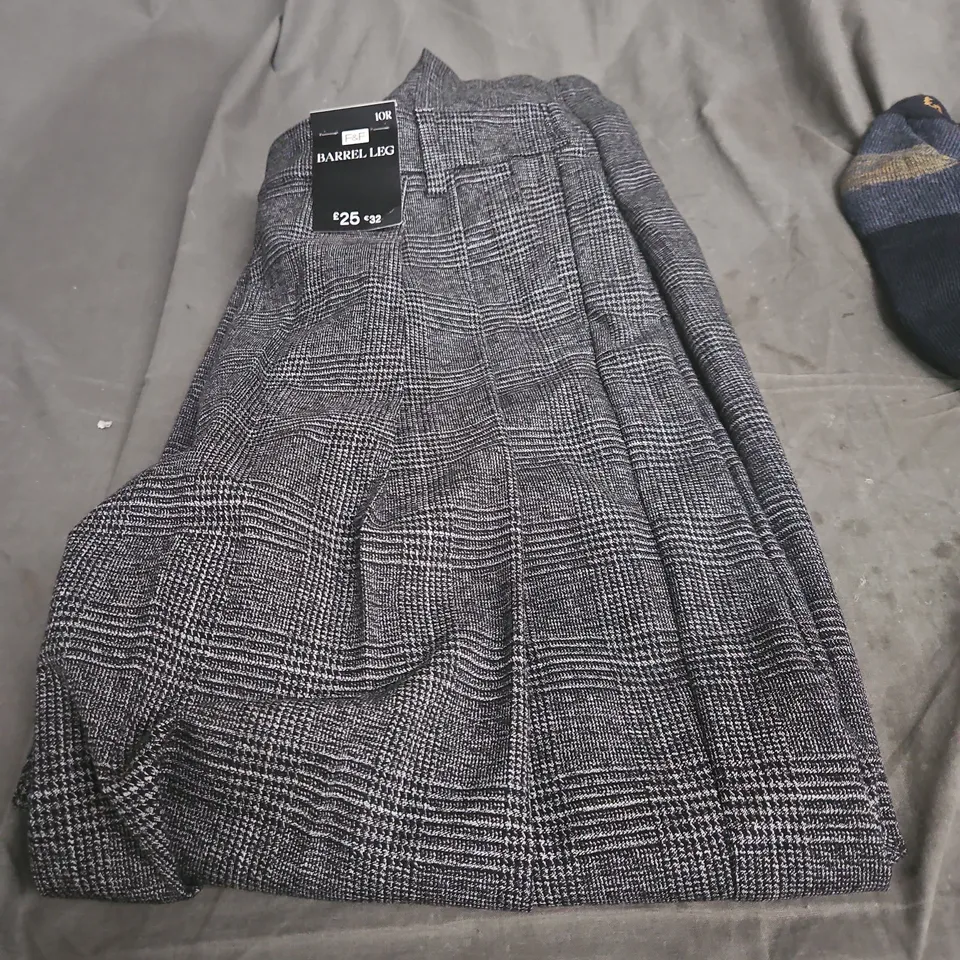 BOX OF APPROXIMATELY 25 ASSORTED CLOTHING ITEMS INCLUDING F&F BARREL LEG TROUSERS , WORK SOCKS AND GOLFER MOTIF BELT 