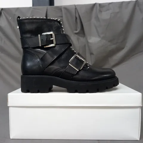 BOXED PAIR OF STEVE MADDEN HOOFY LEATHER ANKLE BOOTS IN BLACK EU SIZE 36