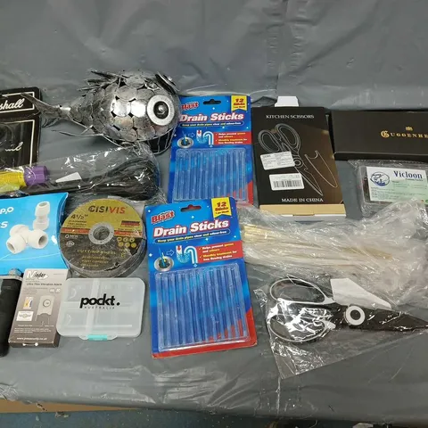 APPROXIMATELY 10 ASSORTED HOUSEHOLD ITEMS TO INCLUDE - KITCHEN SCISSORS, CUTLERY, AND HEP2O KEYLESS ETC.