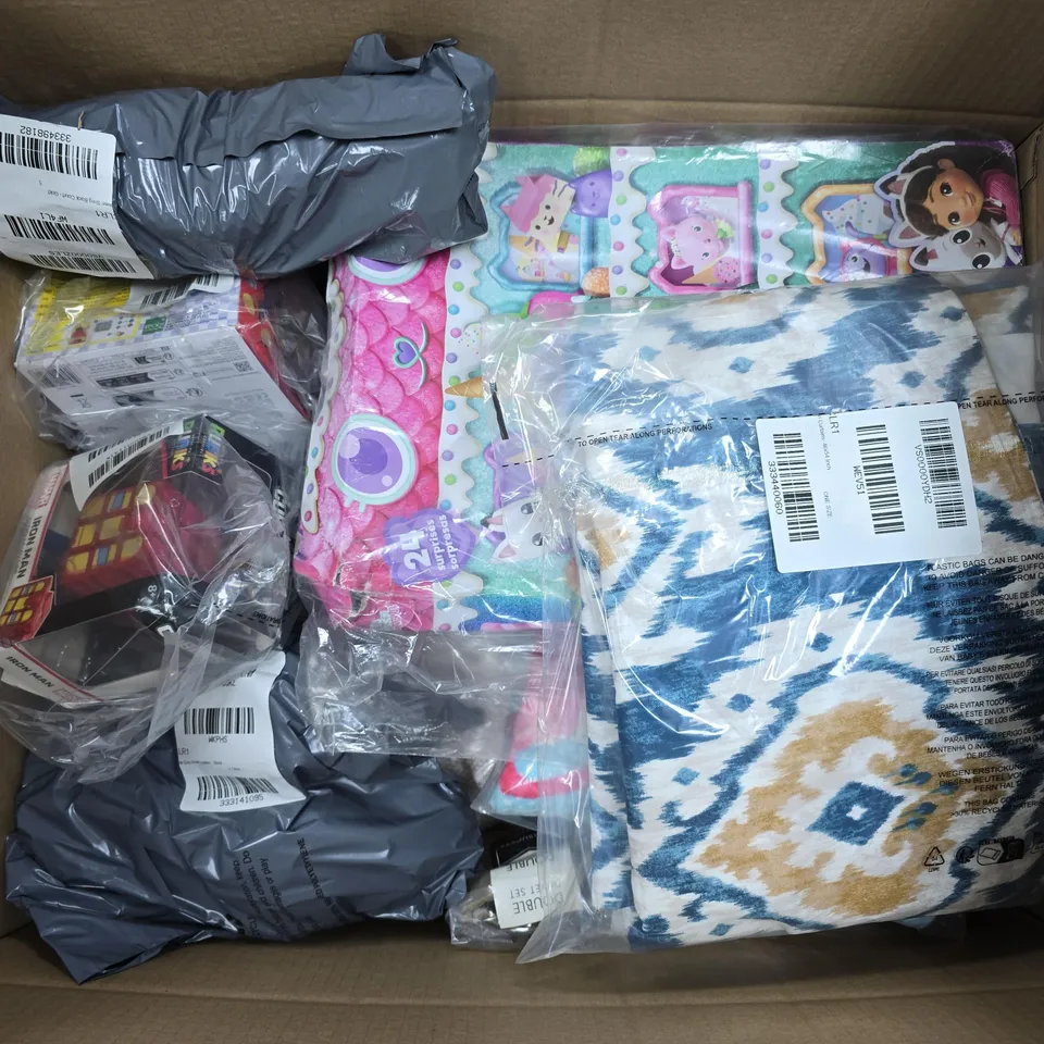 APPROXIMATELY 15 ASSOORTED ITEMS TO INCLUDE FLAMINGO BEACH TOWEL, CL DUVET SET, CUBERS MARVE IRON MAN, ETC - COLLECTION ONLY