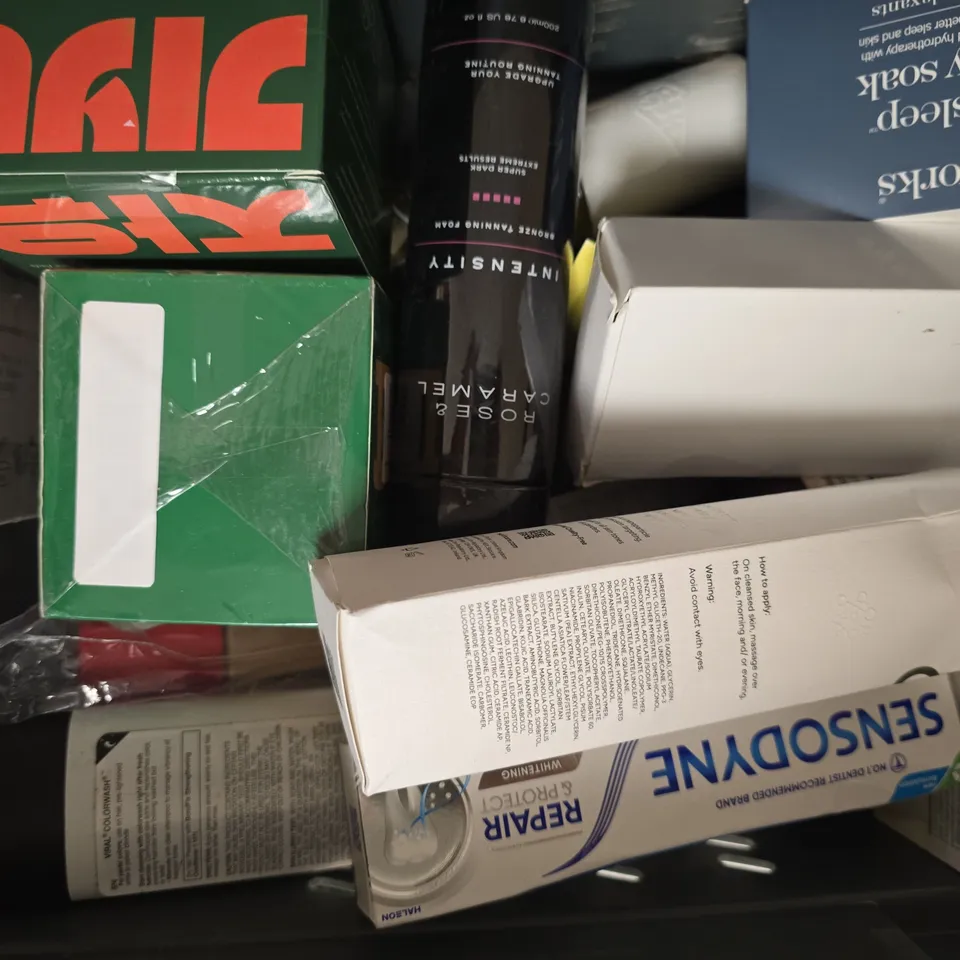 APPROXIMATELY 15 ASSORTED COSMETIC ITEMS INCLUDING VARIOUS MAKES AND BRANDS - COLLECTION ONLY
