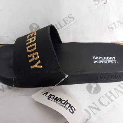 SUPERDRY CODE LOGO POOL SLIDERS, BLACK / METALLIC GOLD - SIZE L