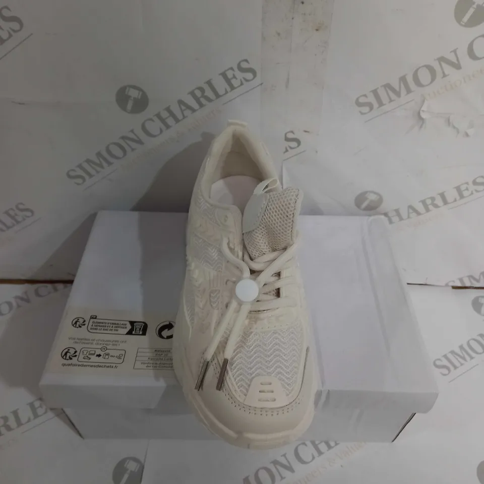 BOXED PAIR OF DESIGNER OFF WHITE TRAINER SIZE 35