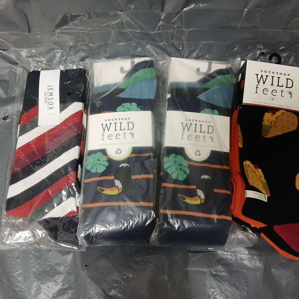 APPROXIMATELY 30 PACKS OF SOCKS IN VARIOUS COLOURS AND SIZES TO INCLUDE WILD FEET, JEMSOX, ETC