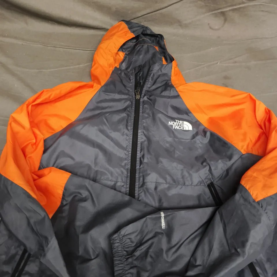 THE NORTH FACE MEN'S JACKET – GREY WITH ORANGE PANELS, SIZE M