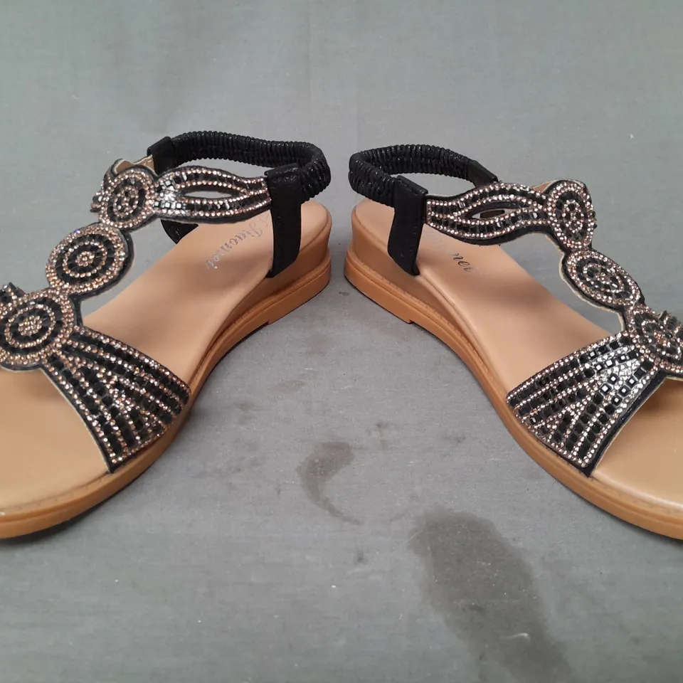 BOXED PAIR OF DESIGNER OPEN TOE WEDGE SANDALS IN WEDGE SANDALS IN BLACK W. JEWEL EFFECT ASIAN SIZE 250