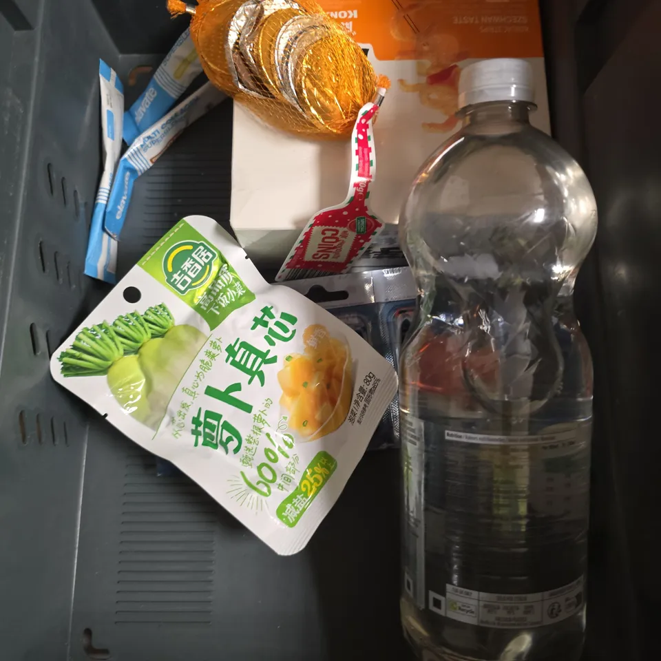 APPROXIMATELY 10 ASSORTED FOOD/DRINK PRODUCTS TO INCLUDE SPICY PEANUTS, SQUASHIES, KONJAC SHUANG ETC 