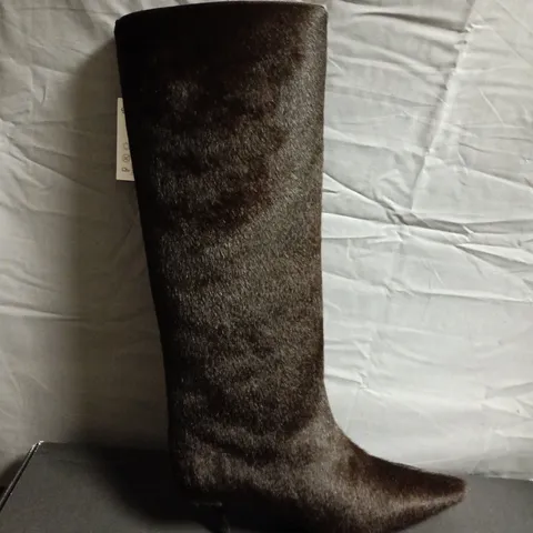 BOXED PAIR OF MASSIMO DUTTI WOMEN'S KNEE-HIGH BOOT IN BROWN FUR EXTERIOR - UK SIZE 5