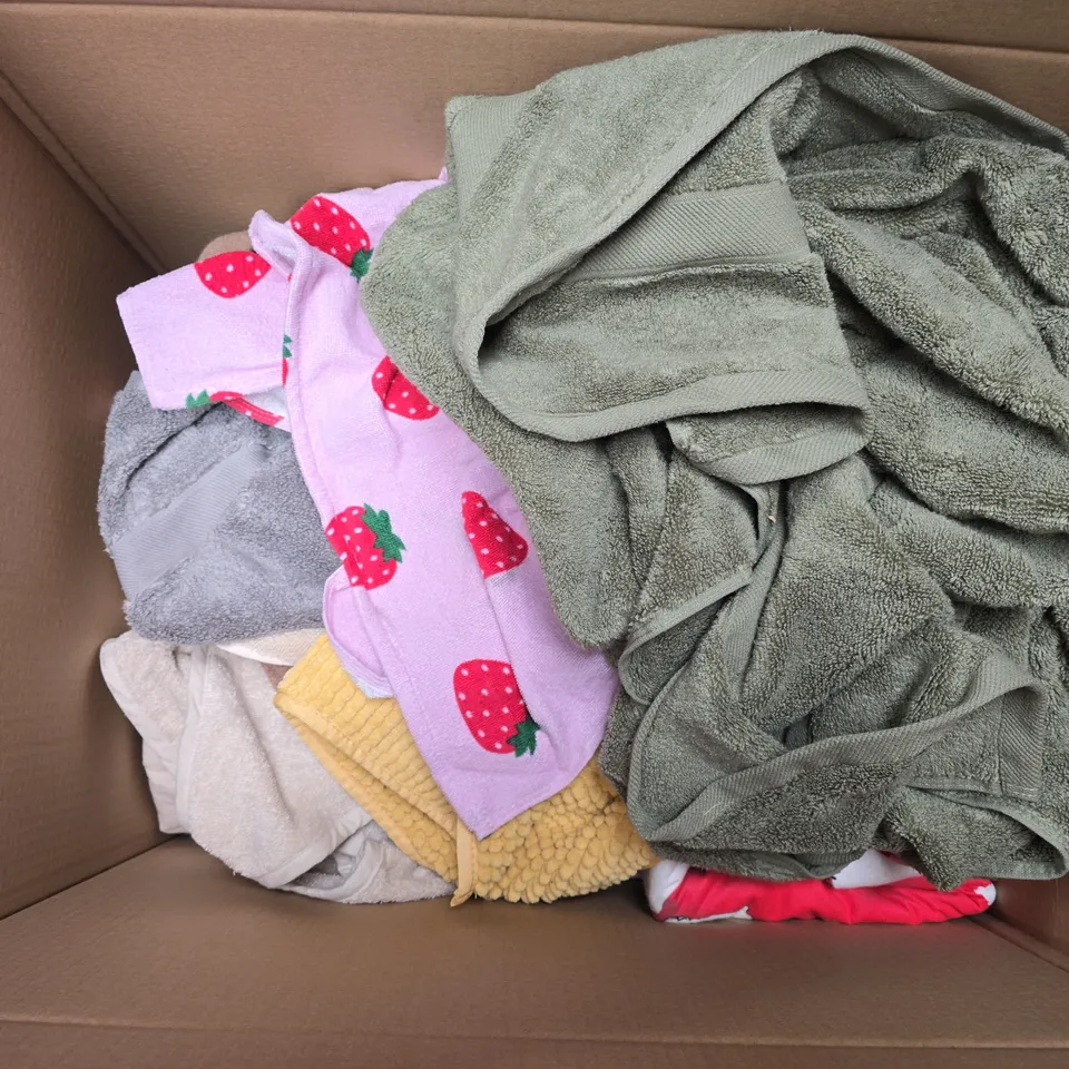 APPROXIMATELY 12 ASSORTED ITEMS TO INCLUDE THROWS, TOWELS, BATH MAT, ETC