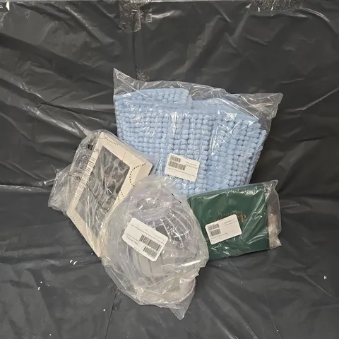 APPROXIMATELY 15 ASSORTED ITEMS TO INCLUDE OSPREY LONDON SCARF, BATH MAT SET, SOLAR METAL LANTERN, ETC - COLLECTION ONLY