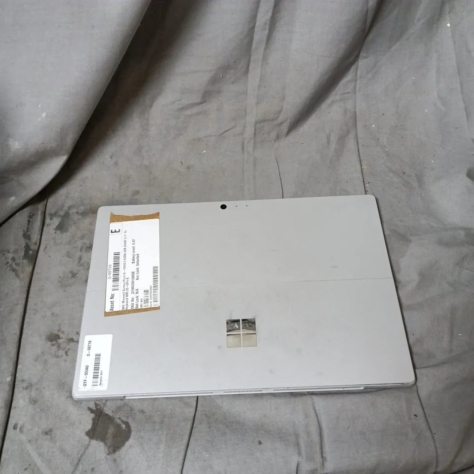 MICROSOFT SURFACE PRO 5 TABLET – I5-7300U, 8GB RAM, 256GB SSD, 12.3" DISPLAY (NO KEYBOARD) - CRACKED SCREEN
