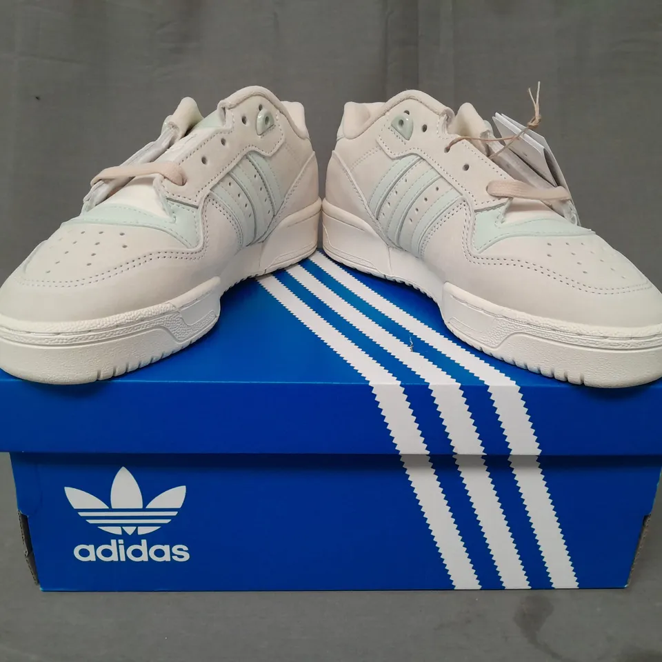 BOXED PAIR OF ADIDAS RIVALRY LOW W SHOES IN OFF WHITE/PASTEL GREEN UK SIZE 5