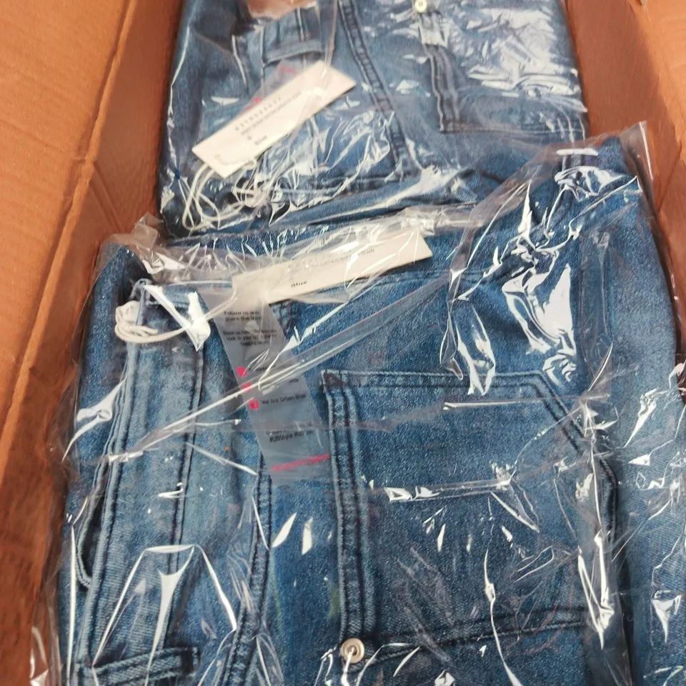 BOX OF APPROXIMATELY 11 PAIRS OF URBAN BLISS FRAY SEAM DETAILWRATH JEANS - SIZE 8 
