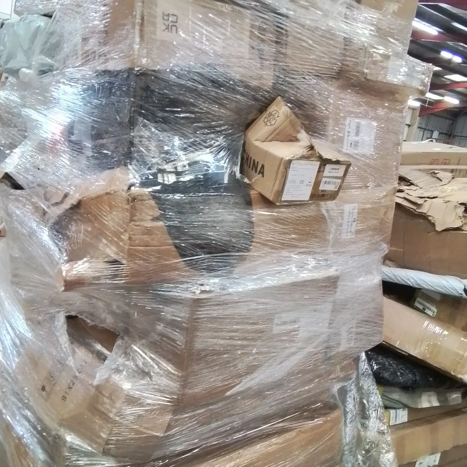 PALLET CONTAINING VARIOUS ASSORTED BOXED HOUSEHOLD RETURNS/ELECTRICAL/GARDEN ITEMS TO INCLUDE: JUICERS, ORGANISER STORAGE BOX, ARTIFICIAL PLANTS, ETC 