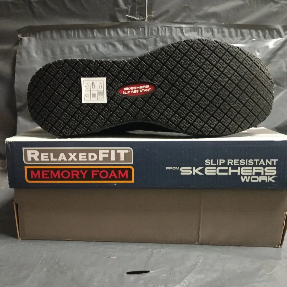 BOXED PAIR OF SKECHERS WORK SLIP-RESISTANT SLIP-IN SHOES IN BLACK SIZE 4.5