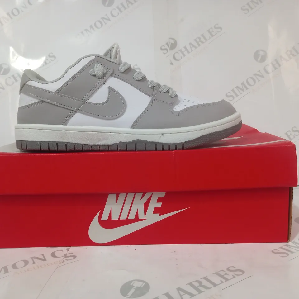 BOXED PAIR OF NIKE SB DUNK LOW PRO SHOES IN GREY/WHITE EU SIZE 40