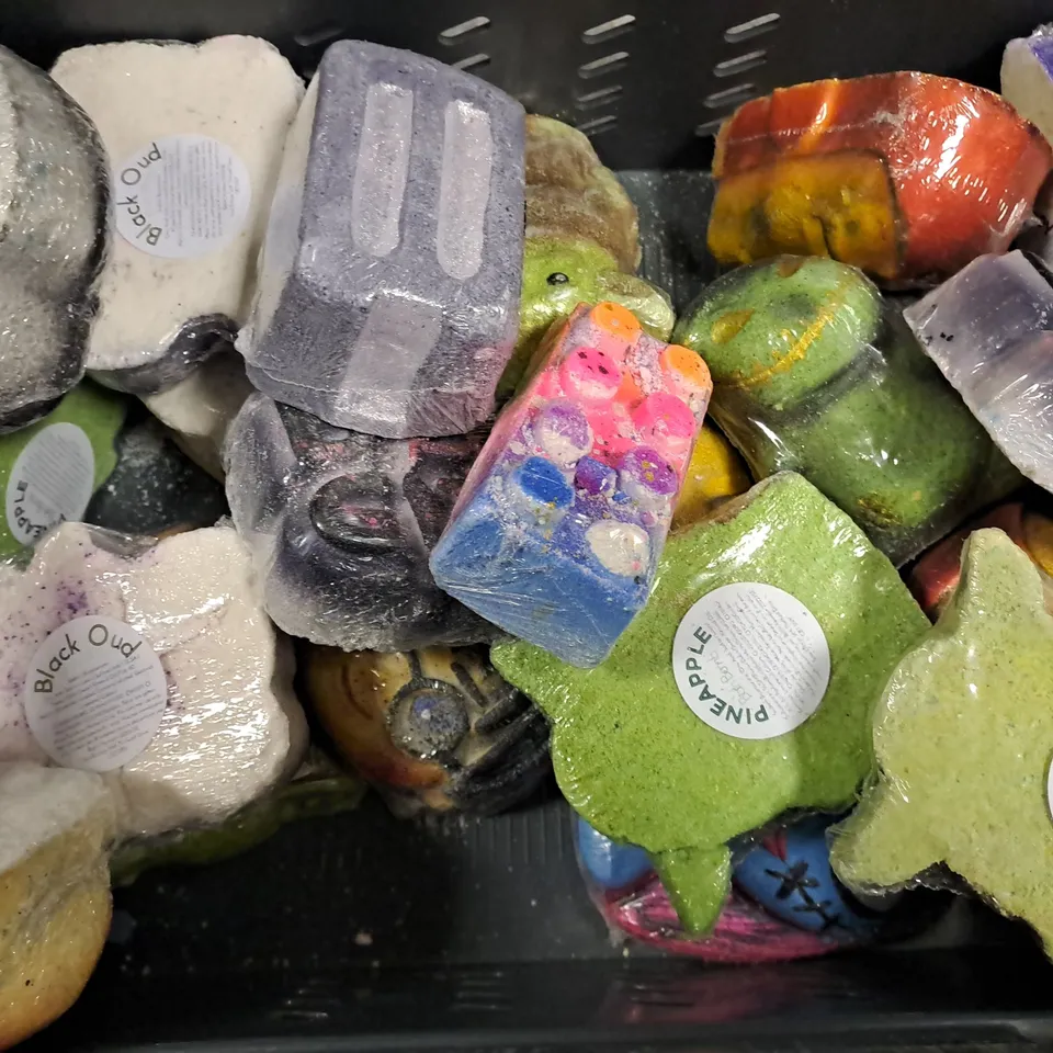 APPROXIMATELY 15 ASSORTED UNBRANDED BATH BOMBS 