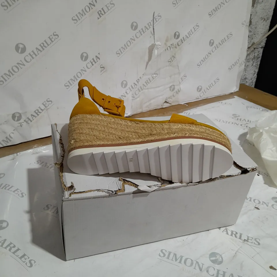 BOXED MARC FISHER ZAKO WEDGE SANDALS MUSTARD SIZE 6.5