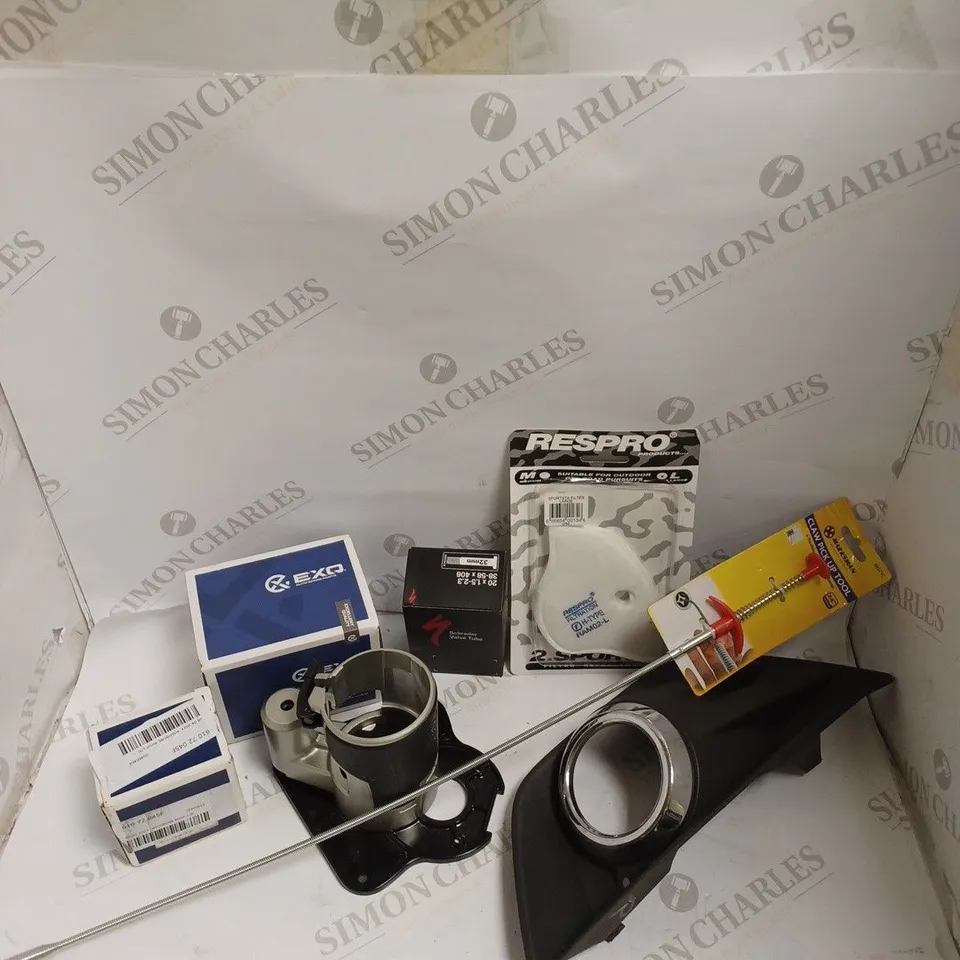 BOX OF APPROXIMATELY 20 ASSORTED VEHICULAR PRODUCTS TO INCLUDE REPLACEMENT WING MIRROR, WISHBONE BRUSH, INNER BICYCLE TUBE ETC 